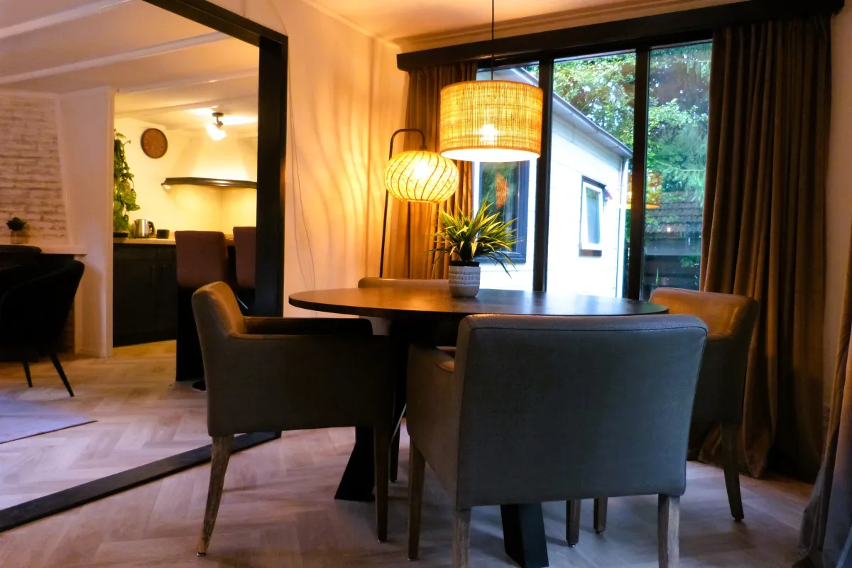Eetkamer met slaapbank